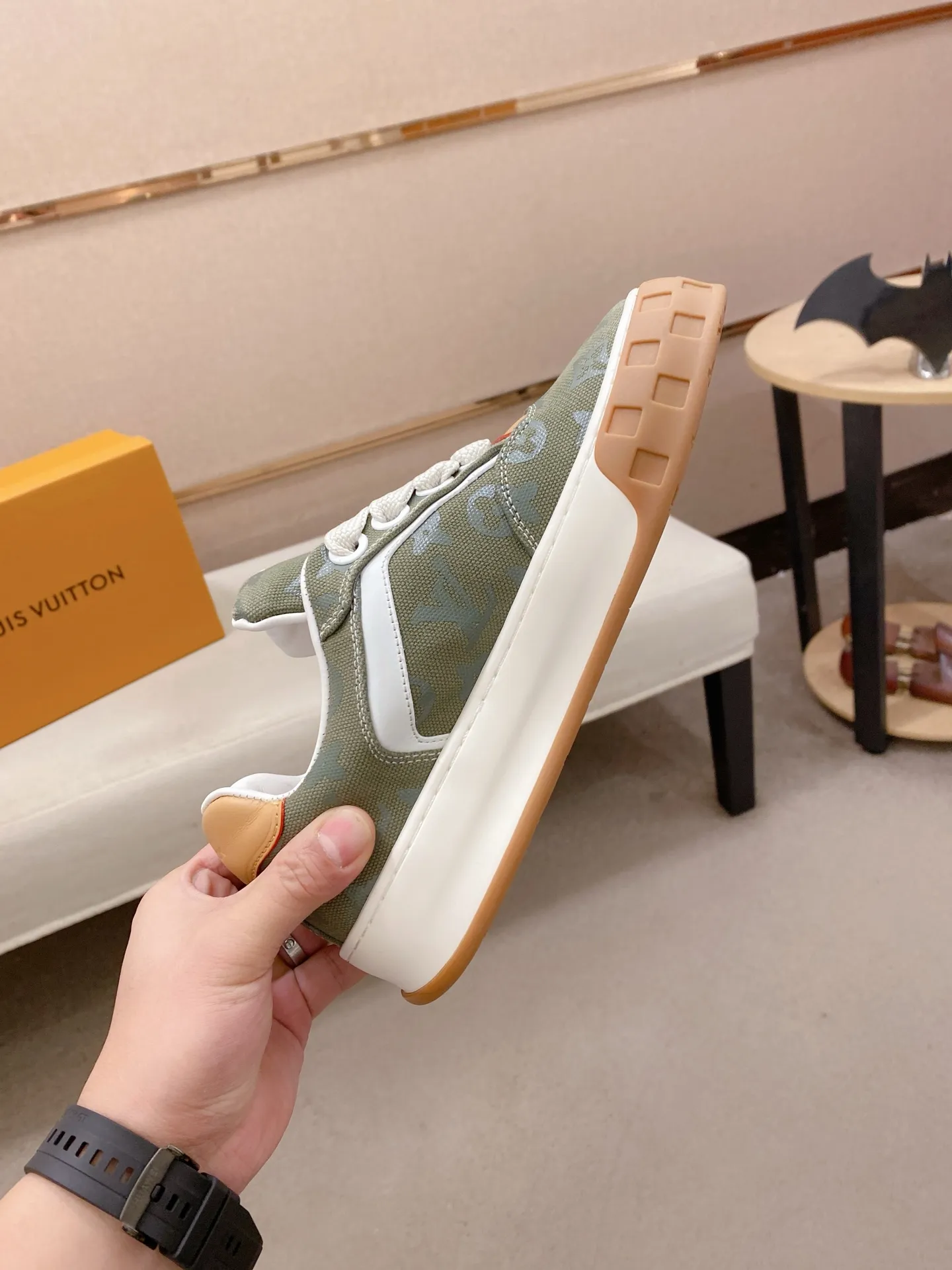 Factory price: 480💰 LV 🫏The colorful interpretation of BUTTERSOFT sneakers combines sheepskin, The colorful interpretation of LV BUTTERSOFT sneakers combines sheepskin and calfskin for a super soft feel. Designed by Pharrell Williams, this '60s-inspired shoe features a padded upper that's been crafted by Louis Vuitton craftsmen to further enhance the comfort of the leather. In addition to the LV initials, it features multiple signatures, including natural leather trim and an embossed pattern of Pharrell Williams and lobster on the side, referencing the Fall/Winter 2025 men’s show. A must-have artifact for fashionistas✅ Code number 38-44